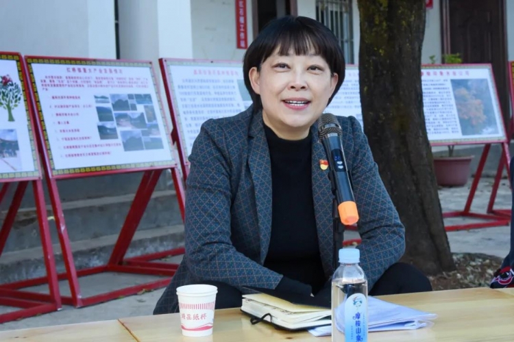 浦虹深入宁蒗县红桥镇黄腊老村宣讲党的十九届六中全会和省第十一次党代会精神