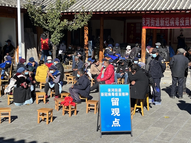 束河街道疫苗接种服务进社区，96岁的老奶奶都来打疫苗了！