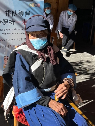 束河街道疫苗接种服务进社区，96岁的老奶奶都来打疫苗了！