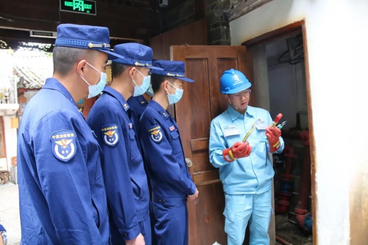 “蓝蓝CP”出道，丽江古城电气消防安全有了新保障！ (2).jpg