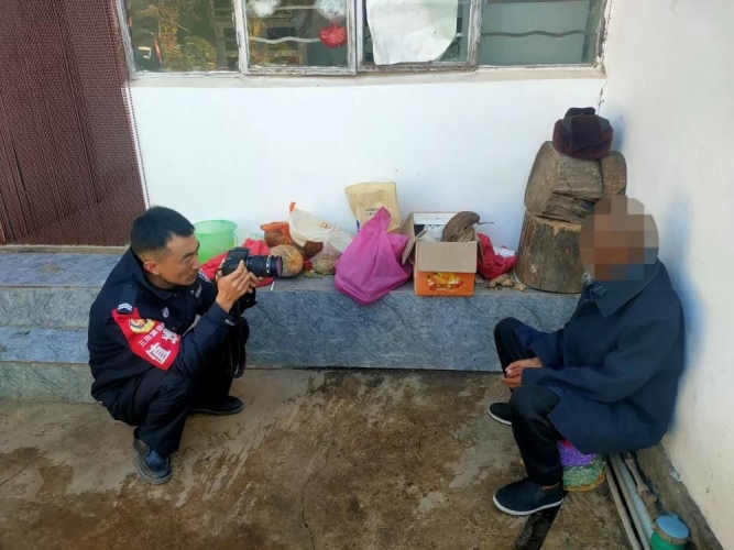 永胜县三川派出所上门为双目失明的老人拍身份证照片