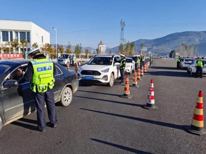 丽江高速交警开展高速公路大中型客货车辆严重交通违法整治
