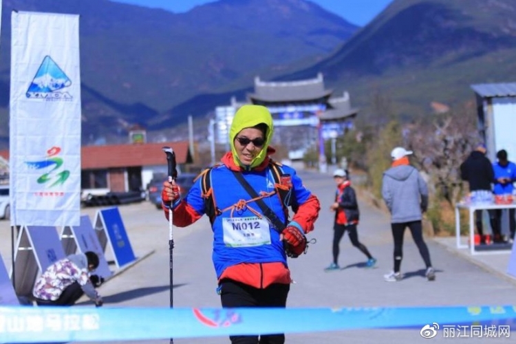 跑起来 更健康！40余名长跑爱好者在雪山脚下迈开了步伐1.jpg