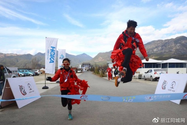 跑起来 更健康！40余名长跑爱好者在雪山脚下迈开了步伐2.jpg