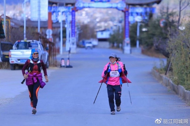跑起来 更健康！40余名长跑爱好者在雪山脚下迈开了步伐3.jpg