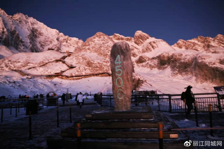 2022年的第一缕阳光——在玉龙雪山感受新年日出 (2).jpg