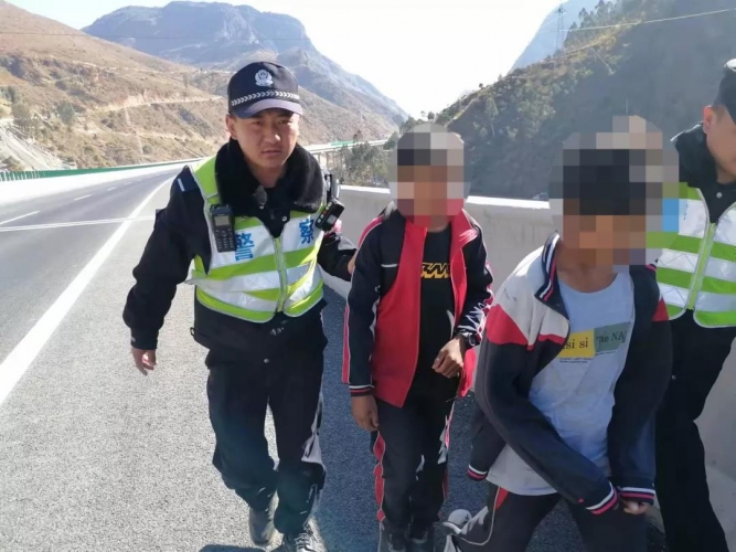少年误入高速路 民警护航保安全