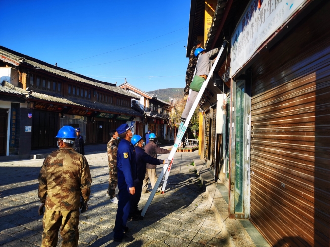 古城区消防救援大队联合多部门开展丽江古城“三线”整治工作 (1).jpg