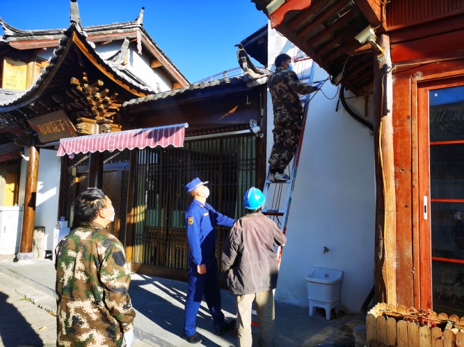 古城区消防救援大队联合多部门开展丽江古城“三线”整治工作 (2).jpg