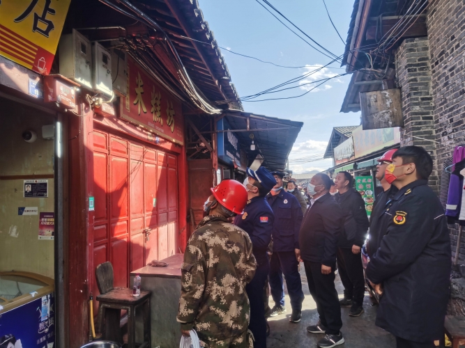 古城区消防救援大队联合多部门开展丽江古城“三线”整治工作 (3).jpg