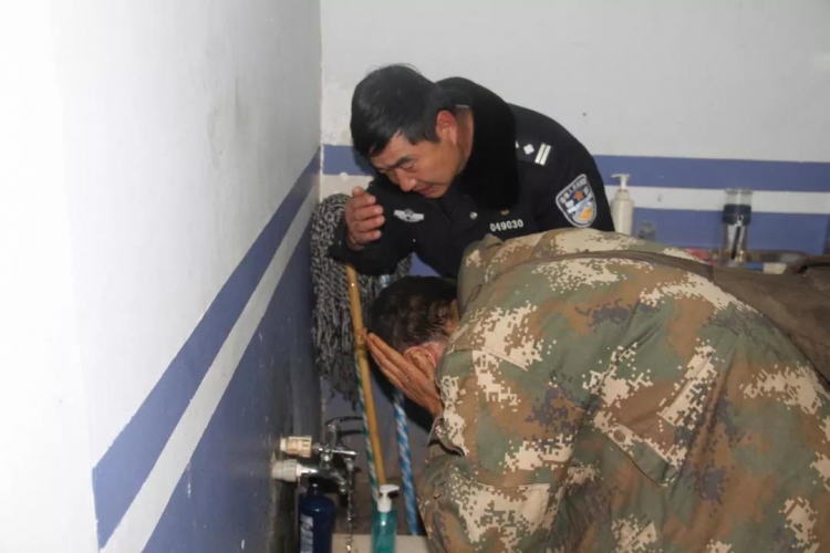 男子流落辖区，民警亲切照顾并送其回家
