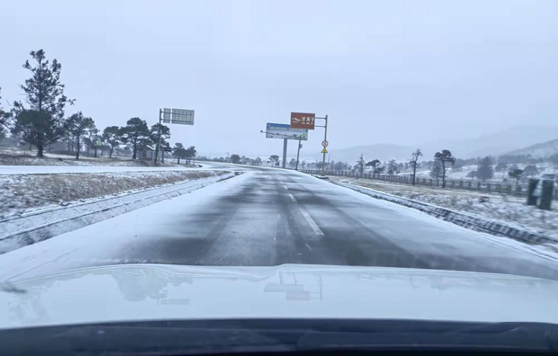【路况提示】玉龙雪山景区周边路段普降雪，请广大驾驶谨慎驾驶