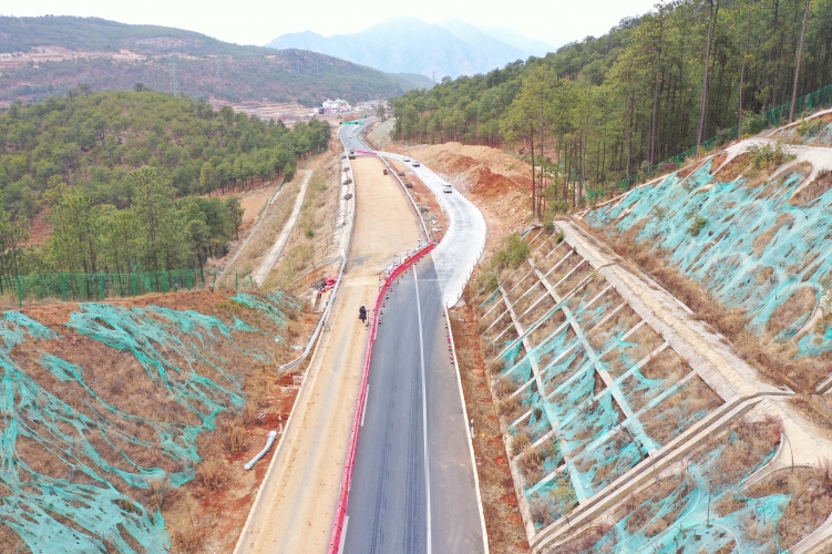 这个高速路段正在施工维护 过往请减速！