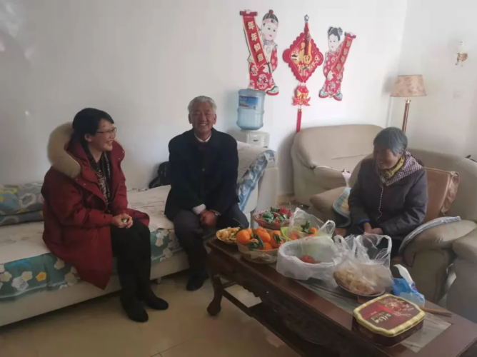 丽江市卫生健康委春节前夕开展走访慰问活动