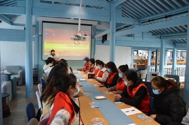 丽江团市委迎春送福添年味