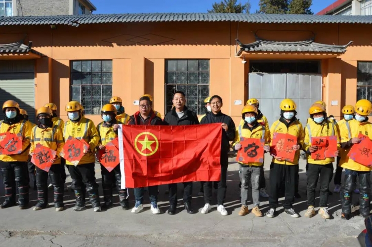 丽江团市委迎春送福添年味