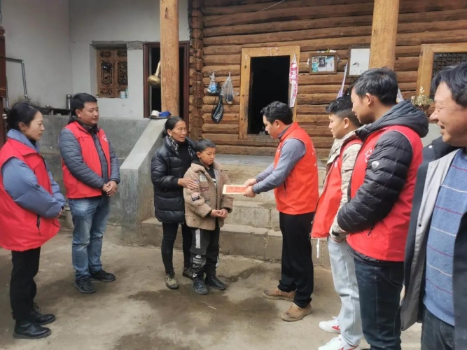 丽江团市委迎春送福添年味