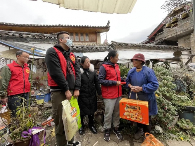 丽江团市委迎春送福添年味