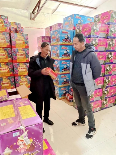 丽江市市场监管局开展节前烟花爆竹质量安全专项监督检查