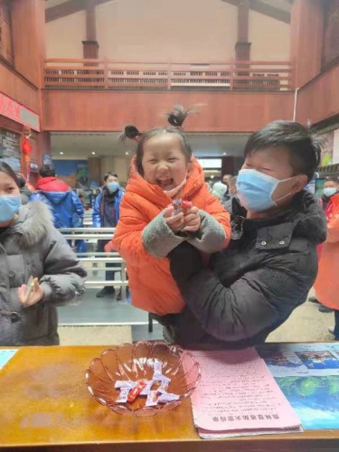 玉龙雪山景区：下雪很冷 但他们太暖了！ (1).jpg