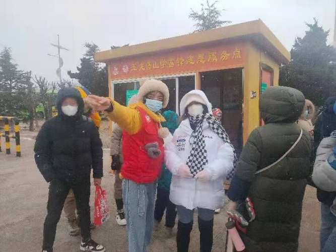 玉龙雪山景区：下雪很冷 但他们太暖了！ (3).jpg