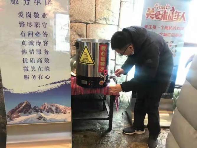 玉龙雪山景区：下雪很冷 但他们太暖了！ (4).jpg