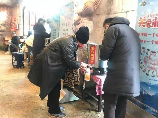 玉龙雪山景区：下雪很冷 但他们太暖了！ (5).jpg