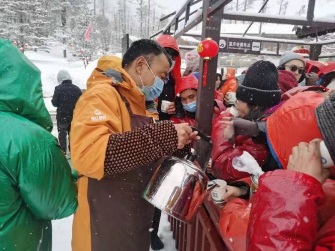 玉龙雪山景区：下雪很冷 但他们太暖了！ (6).jpg