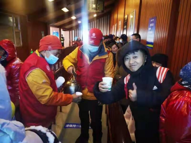 玉龙雪山景区：下雪很冷 但他们太暖了！ (8).jpg