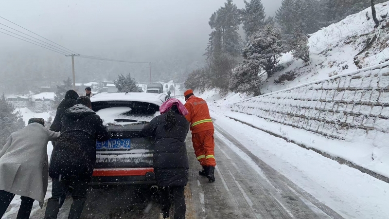 玉龙雪山景区：下雪很冷 但他们太暖了！ (11).jpg