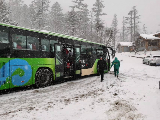 玉龙雪山景区：下雪很冷 但他们太暖了！ (13).jpg