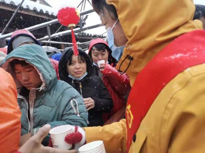玉龙雪山景区：下雪很冷 但他们太暖了！ (15).jpg