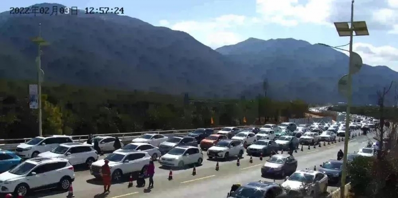 雪山交警护航平安保畅通 (2).jpg
