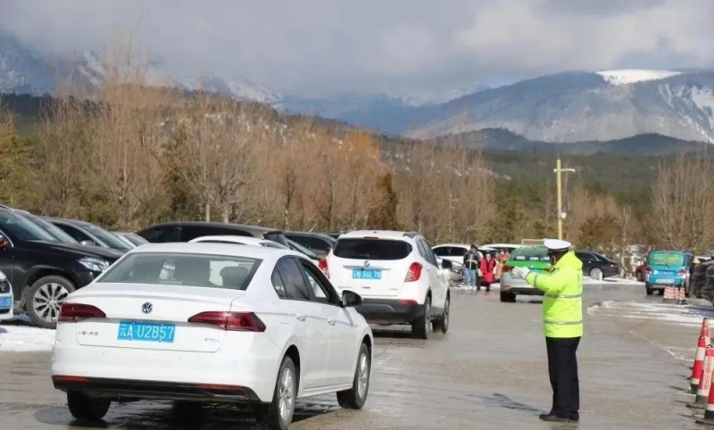 雪山交警护航平安保畅通 (6).jpg
