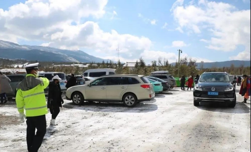 雪山交警护航平安保畅通 (7).jpg