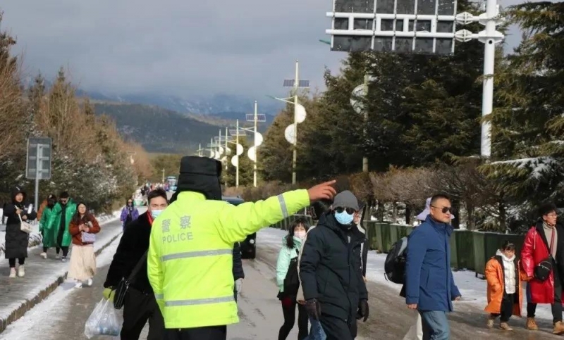 雪山交警护航平安保畅通 (8).jpg
