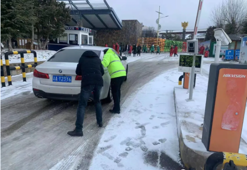 雪山交警大队雪山交警风雪中坚守，为人民安全保驾护航