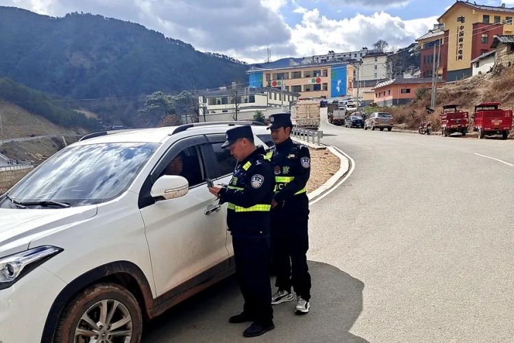 宁蒗县西布河派出所积极开展道路交通安全整治
