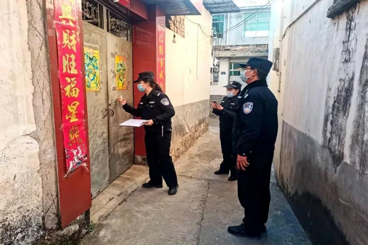 华坪公安“敲门行动 ” 打通反诈宣传最后“一米”