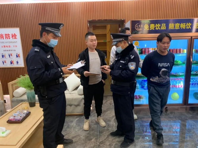 华坪公安“敲门行动 ” 打通反诈宣传最后“一米”