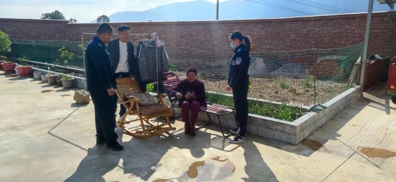 永胜县程海派出所上门服务为 贴心为老人办理身份证