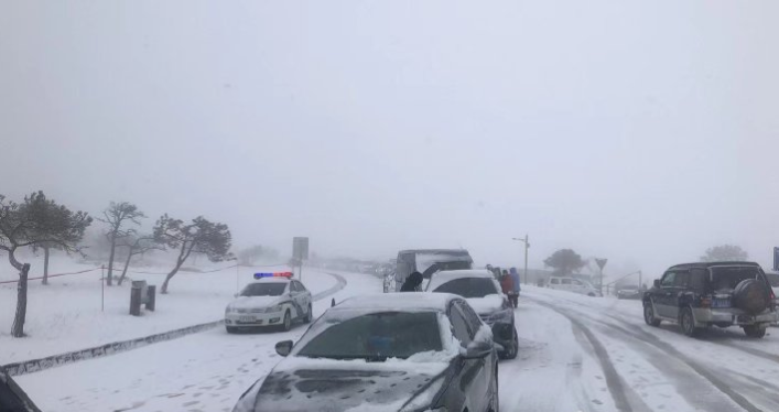 因玉龙雪山景区持续降雪，已不具备通行条件，请广大市民群众另行选择出行时间