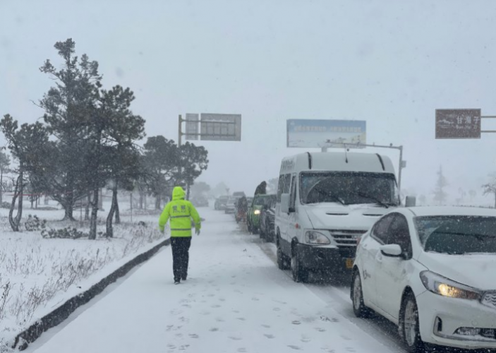 因玉龙雪山景区持续降雪，已不具备通行条件，请广大市民群众另行选择出行时间