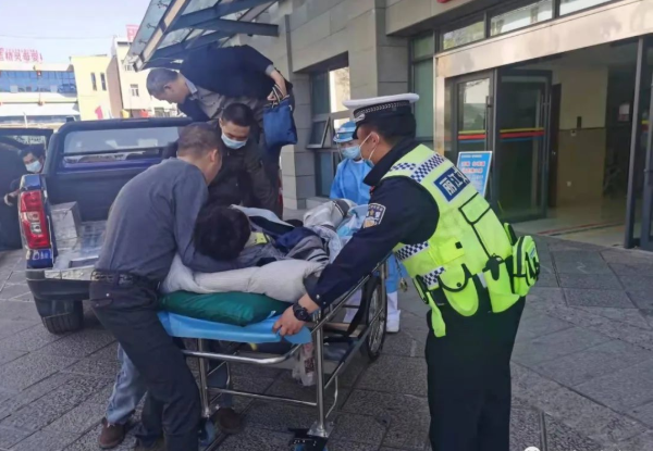 工地工人不慎摔伤 丽江高速交警开道送医