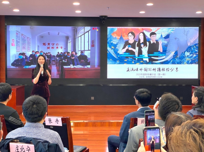 4.图为张丹作分享，拍摄：陈静.jpg