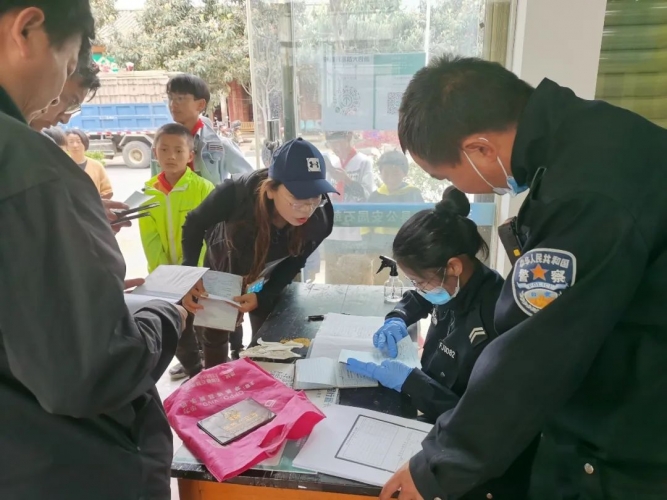 玉龙民警开辟“绿色通道”，快速为学生集中办理身份证