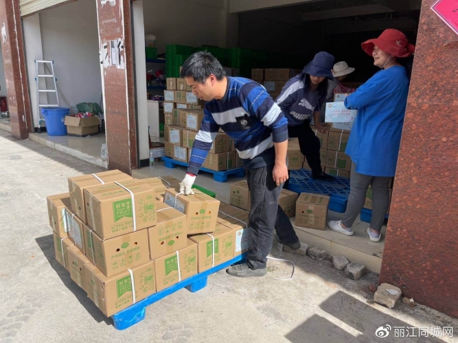沪滇情深！丽江市人民医院向上海市徐汇区中心医院捐赠20吨物资 (6).jpg