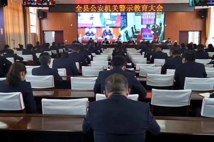 宁蒗县党委书记刘云超讲授党风廉政教育专题党课