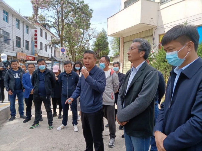 市创文调研组调研古城区背街小巷示范点创建情况并召开现场办公推进会
