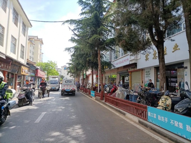 市创文调研组调研古城区背街小巷示范点创建情况并召开现场办公推进会